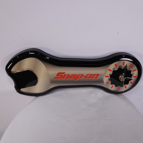 Snap wrench shape clock - on,